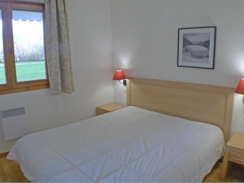 une chambre avec un lit blanc et une fenêtre dans l'établissement Samoëns : Appt. RDC pour 6 pers. Parking & Animaux admis - FR-1-629-130, à Samoëns