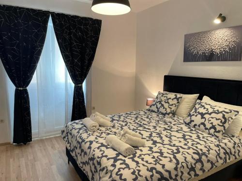 Un dormitorio con una cama con ositos de peluche. en Apartment Attila, en Zadar