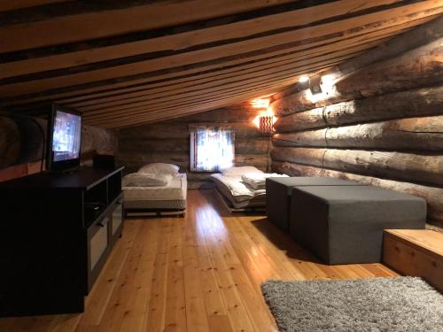 una sala de estar con una pared de madera en Rukansalmi, en Ruka
