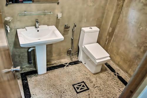 波隆納魯沃的住宿－Ceylan Rock Luxury Apartments，一间带水槽和卫生间的浴室