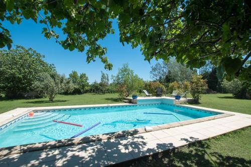 - une piscine dans une cour arborée dans l'établissement Mas des Grailles - Piscine, Clim, à Arles