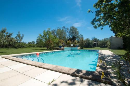 - une grande piscine dans une cour arborée dans l'établissement Mas des Grailles - Piscine, Clim, à Arles