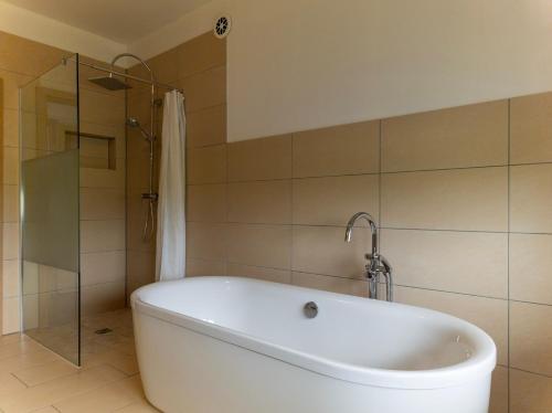 W łazience znajduje się wanna i prysznic. w obiekcie Ferienwohnung Elena w mieście Tettnang