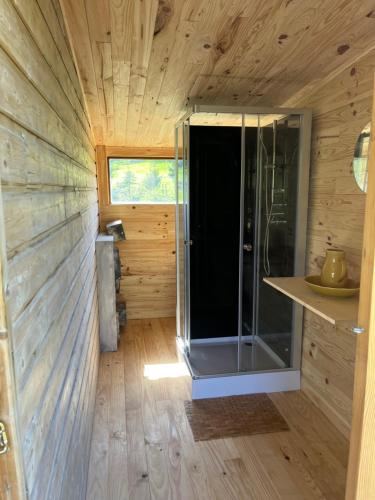 Koupelna v ubytování Cabane au bord d'un étang