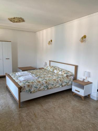 ein Schlafzimmer mit einem Bett und einem Nachttisch in der Unterkunft Maddalena Lake Como view terraces in Lezzeno