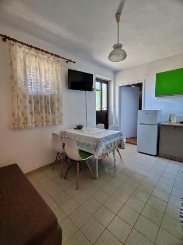 Una televisión o centro de entretenimiento en Apartments Šimuni