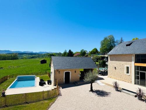 Photo de la galerie de l'établissement GITE BORDAROSA - 22 pers piscine et salle de reception - OUVERTURE PAQUES 2024, à Ossun