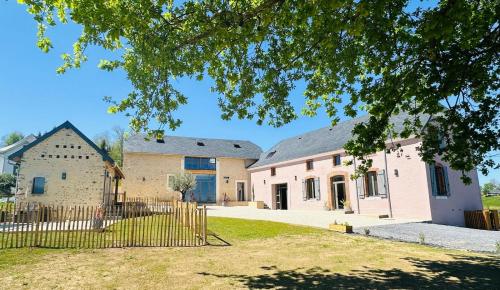 Photo de la galerie de l'établissement GITE BORDAROSA - 22 pers piscine et salle de reception - OUVERTURE PAQUES 2024, à Ossun