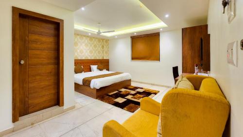 Habitación de hotel con cama y sofá en Hotel Nova Pride, en Rajkot