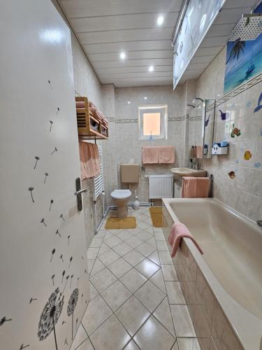 Miuti Residence في تيبرغ: حمام مع حوض ومرحاض ومغسلة