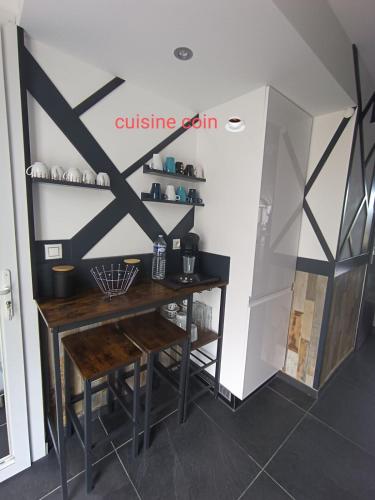 une salle à manger avec une table et une étagère dans l'établissement Location appartement refait à neuf, à Perpignan