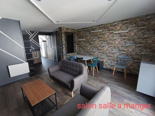 un salon avec un canapé, des chaises et une table dans l'établissement Location appartement refait à neuf, à Perpignan