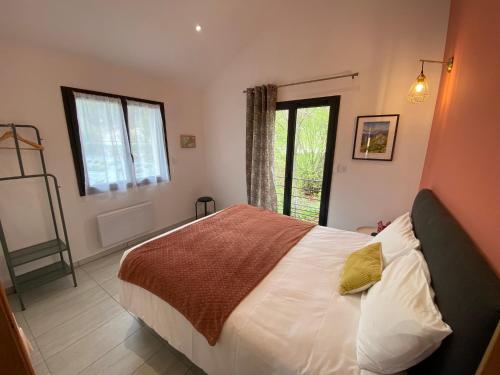 a bedroom with a bed and a window at Appartement 2 à 4 personnes, Une Pause au Vert in Châteauvieux