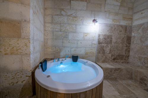 Salle de bains dans l'établissement Capp Royal Cave HOTEL