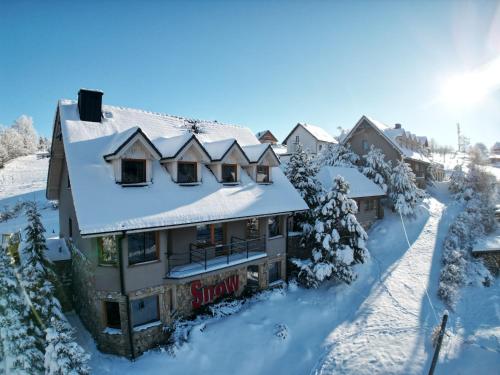 budynek pokryty śniegiem w obiekcie Apartamenty SnowHouse w mieście Duszniki Zdrój