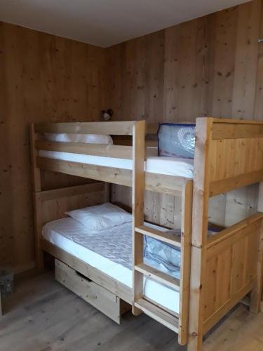 Ένα ή περισσότερα κρεβάτια σε δωμάτιο στο Chalet Les Myrtilles aux Saisies sur les pistes