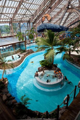 - une grande piscine dans un complexe avec toboggan dans l'établissement Luxury Penthouse Eiffel Tower view, à Issy-les-Moulineaux