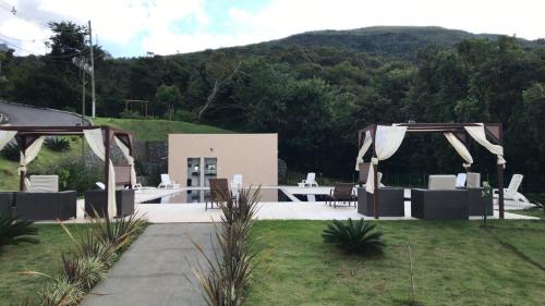 an outdoor event with a table and chairs in a field at Suíte no Mirante em Escarpas in Capitólio