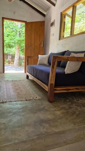 Гостиная зона в Coconut Cabin - Hiriketiya Beach