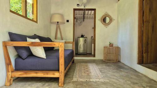 Гостиная зона в Coconut Cabin - Hiriketiya Beach