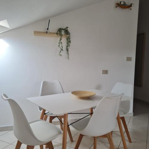ein weißes Esszimmer mit einem weißen Tisch und Stühlen in der Unterkunft Gate 25 in San Giovanni Teatino