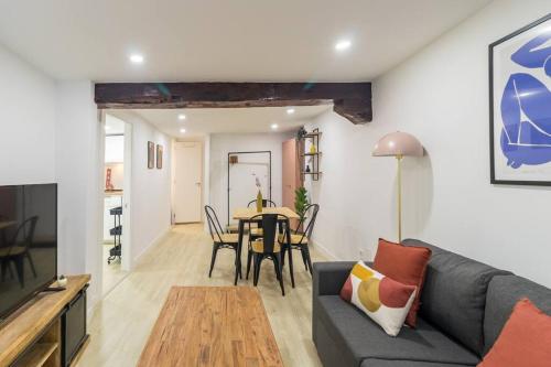 a living room with a couch and a table at Acogedor apartamento céntrico in Santander