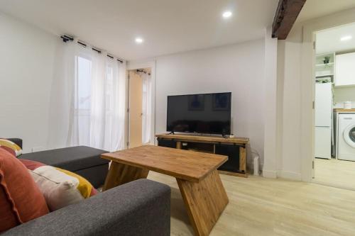 a living room with a couch and a table at Acogedor apartamento céntrico in Santander
