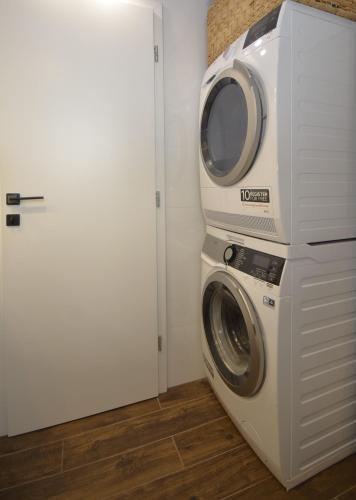 a washer and dryer in a room with a door at Apartman Barry in Primošten