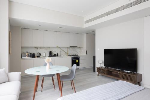 Virtuvė arba virtuvėlė apgyvendinimo įstaigoje Stylish , apartments with esteemed facilities in Dubai Marina CMS
