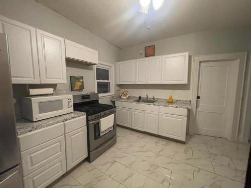 - une cuisine avec des armoires et des appareils blancs dans l'établissement Suite Dream Clifton 27, à Clifton