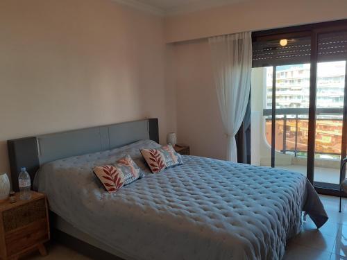 une chambre avec un lit avec deux oreillers dessus dans l'établissement Bel appartement, sublime vue mer, 2 terrasses, à Antibes