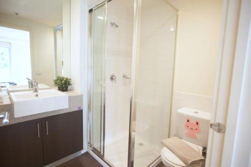a bathroom with a shower and a toilet and a sink at Chic Short Stay Retreat at Doncaster in Doncaster