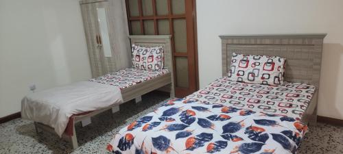 Mollah في أبوظبي: غرفة نوم بسريرين في غرفة