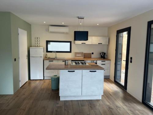 Η κουζίνα ή μικρή κουζίνα στο Maison en bois à Entrechaux