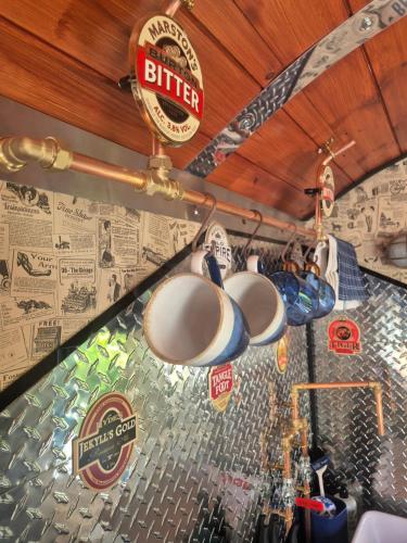 Gambar di galeri bagi Brewers Bolt Cozy Unique Shepherds Hut - Hot Tub! di Dallington