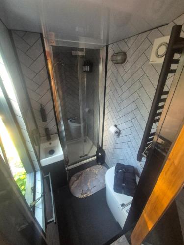 Bilik mandi di Brewers Bolt Cozy Unique Shepherds Hut - Hot Tub!