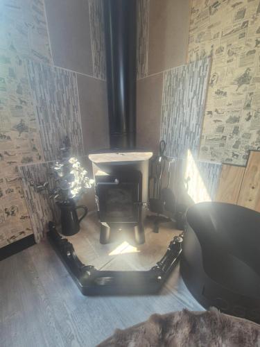 Gambar di galeri bagi Brewers Bolt Cozy Unique Shepherds Hut - Hot Tub! di Dallington