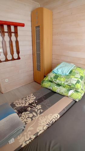 a small room with a bed in a cabin at Zacisze in Sarbinowo