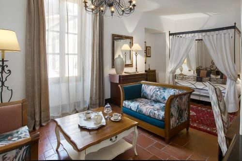 uma sala de estar com um sofá e uma mesa em Abbadia San Giorgio em Moneglia