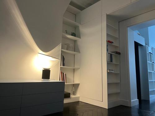 Cette chambre dispose d'un bureau éclairé. dans l'établissement Savora Luxury, à Paris