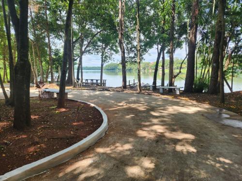 a park with benches and trees and a lake at Chácara Pingo de Ouro in Salto Grande