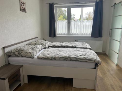 een ongeëvenaard bed in een slaapkamer met een raam bij Apartment Attergautraum 1 in Sankt Georgen im Attergau