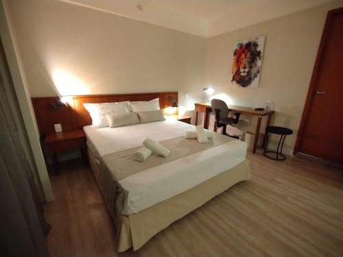 sypialnia z dużym łóżkiem i biurkiem w obiekcie UH 905 Flat Live Logde Vila Mariana Pq Ibirapuera w São Paulo