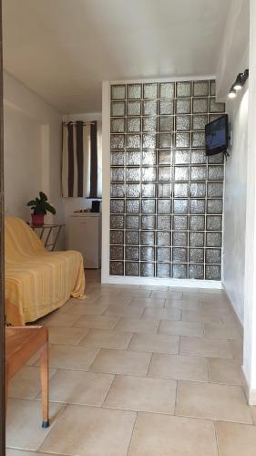 カルヴィにあるChambre d'hôte 2 pers - à moins 10 min de la plage a piedのベッドルーム1室(ベッド1台付)、スライド式ガラスドアが備わります。