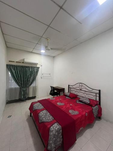 Ένα ή περισσότερα κρεβάτια σε δωμάτιο στο KHALiFAH HOMESTAY