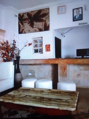拉各斯的住宿－N.V HOTEL AND RESORT BEACH view，一间带桌子和白色椅子的用餐室
