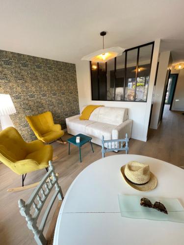 - un salon avec un lit, une table et des chaises dans l'établissement Quiberon plage et ville, à Quiberon