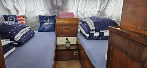 una camera con due letti in barca di Boat Jan van Gent-niet om mee te varen a Jutrijp