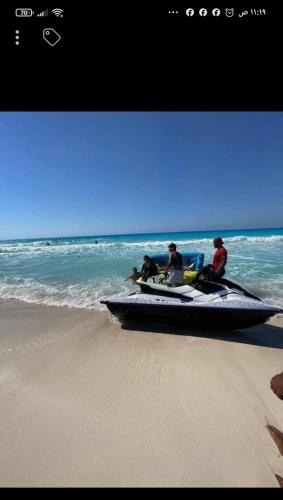 eine Gruppe von Menschen in einem Boot am Strand in der Unterkunft شالية ارضى فندقى قرية مينا 4الياحل الشمالى in Alexandria