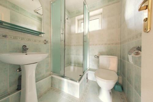 uma casa de banho com um WC, um lavatório e um chuveiro em U Daszków em Zawory